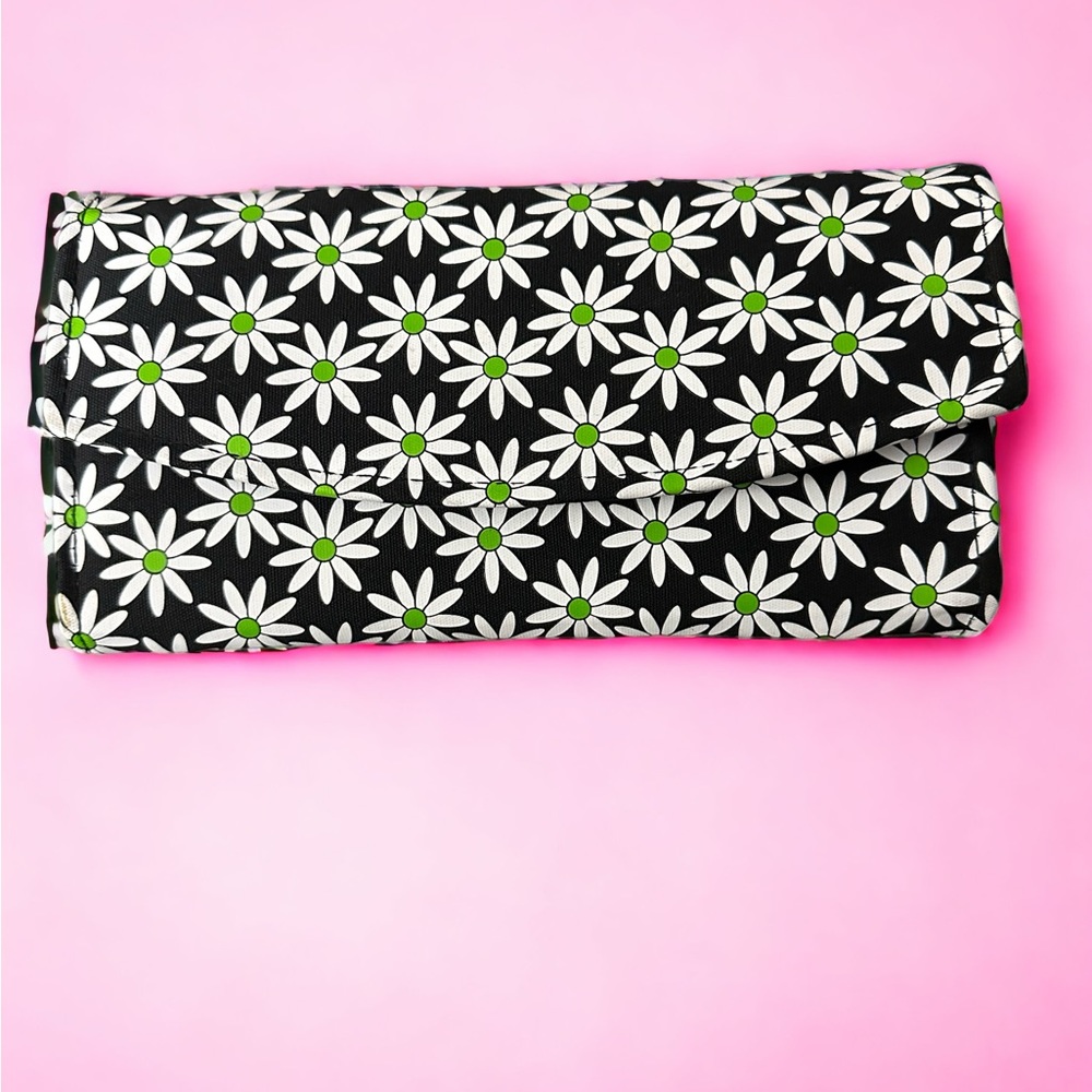 Main Street collection Women’s wallet. White daisy’s, 8.5x4.5